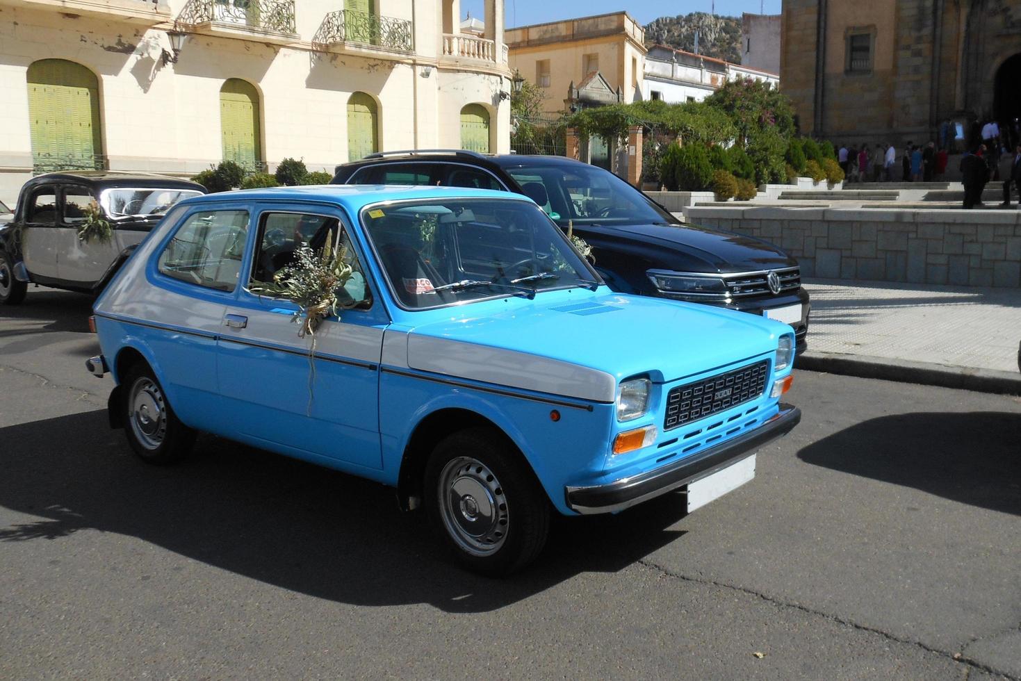 castuera, Spanje -15 oktober 2022, model- stoel 127, klein klassiek auto met bruiloft ornamenten foto