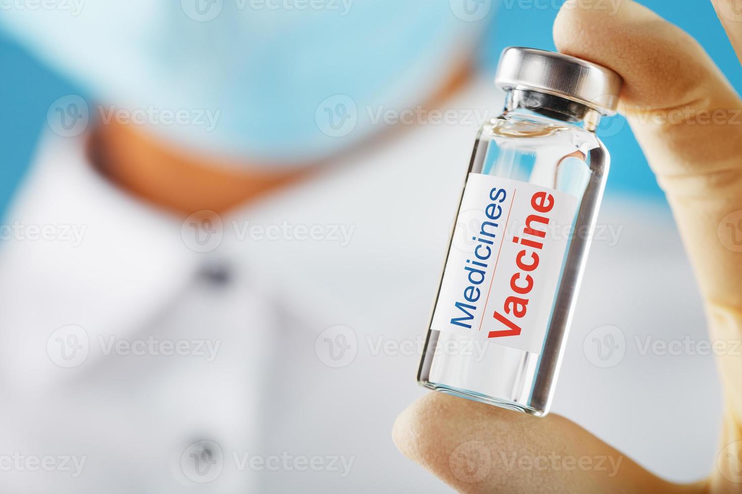 vaccin ampul in de handen van een arts onderzoeker. foto