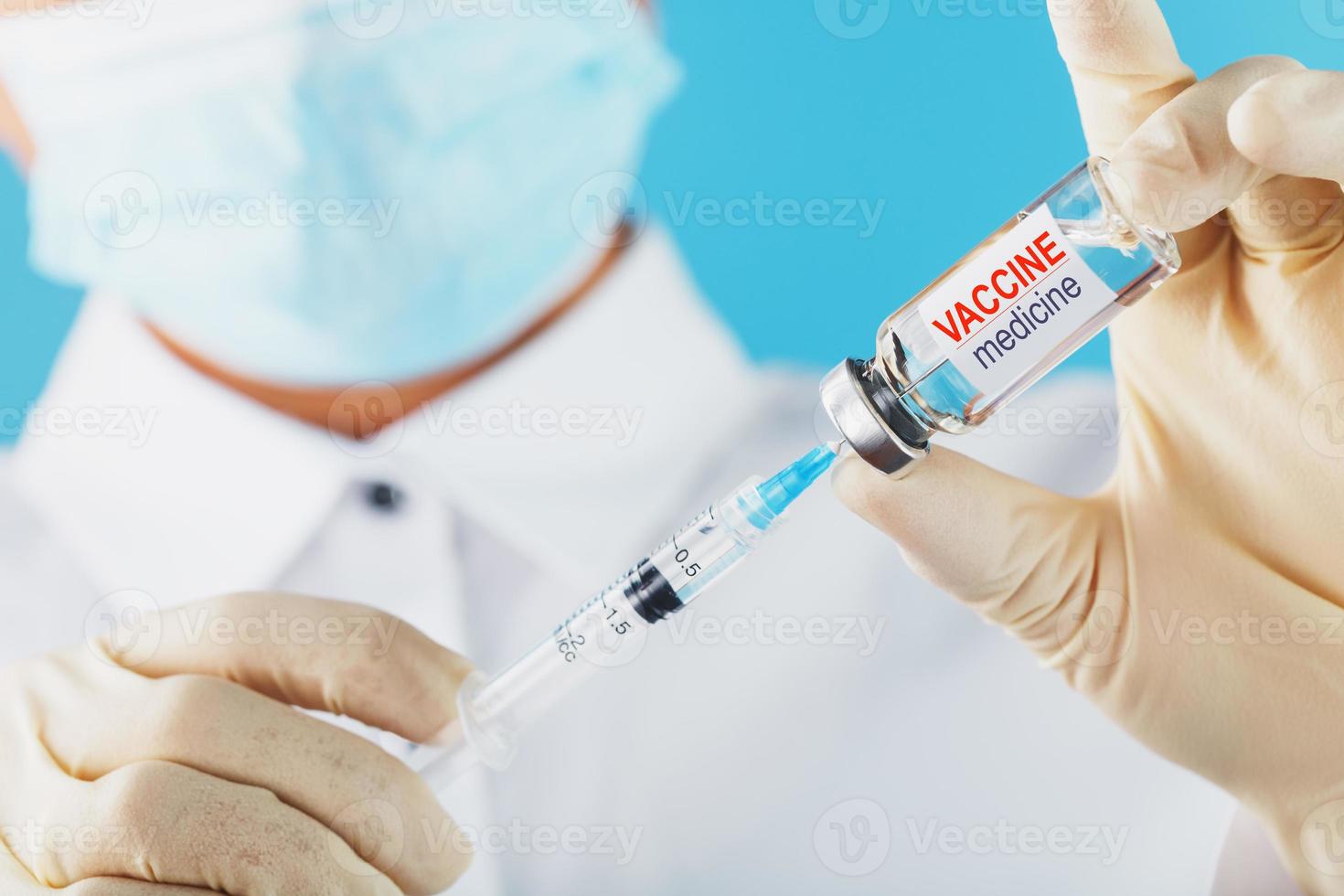 vaccin ampul in de handen van een arts onderzoeker. foto