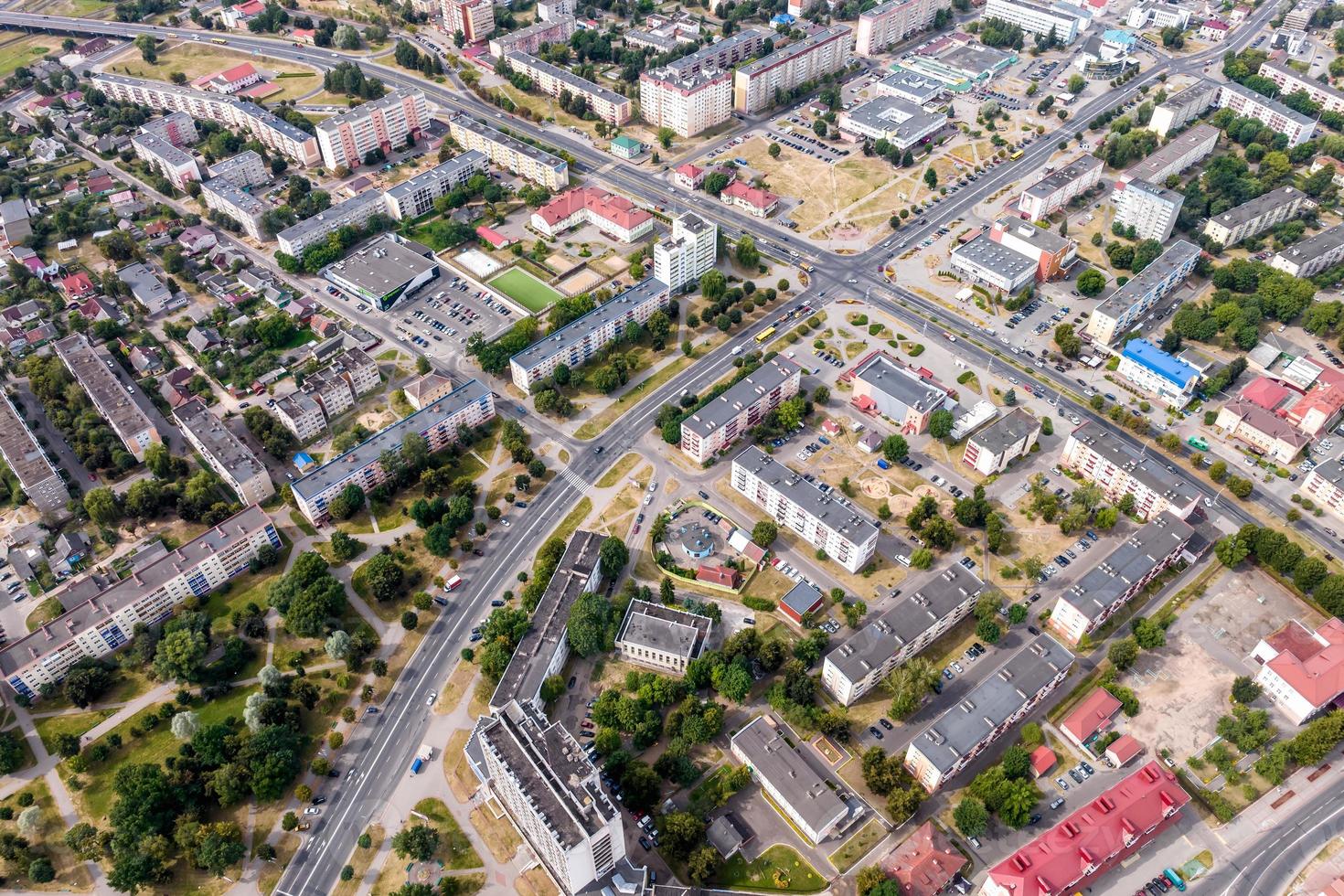 panoramisch visie van een Super goed hoogte van een klein provinciaal stad- met een privaat sector en hoogbouw appartement gebouwen foto