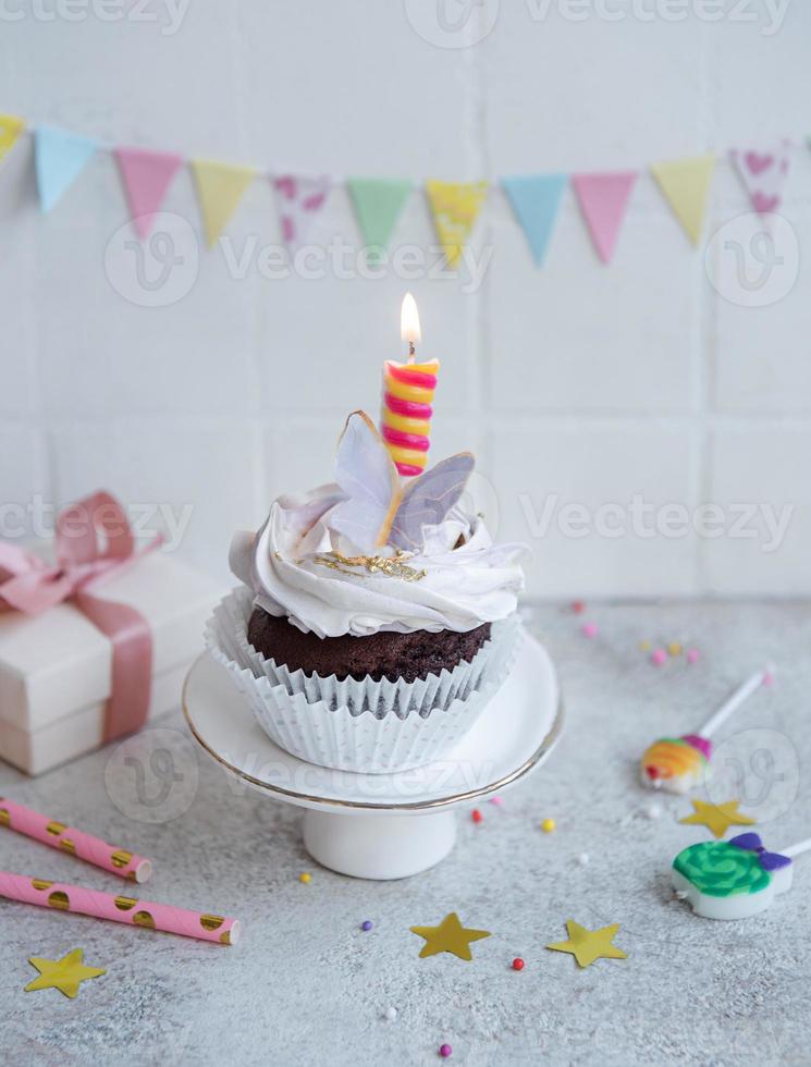 cupcakes met vlinder decoraties foto