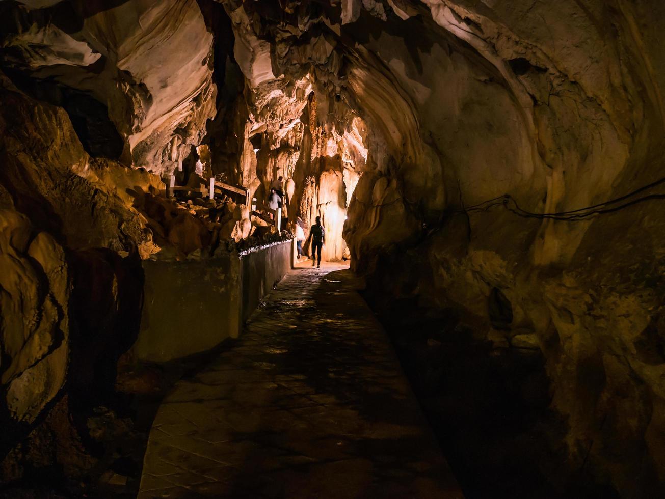 onbekend toerist in tham chang grot vangvieng stad laos.vangvieng stad de beroemd vakantie bestemming stad- in laos. foto