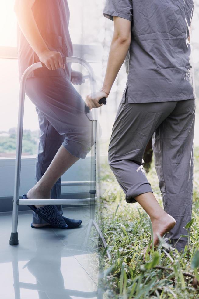 jong Aziatisch fysiek therapeut werken met senior vrouw Aan wandelen met een wandelaar foto