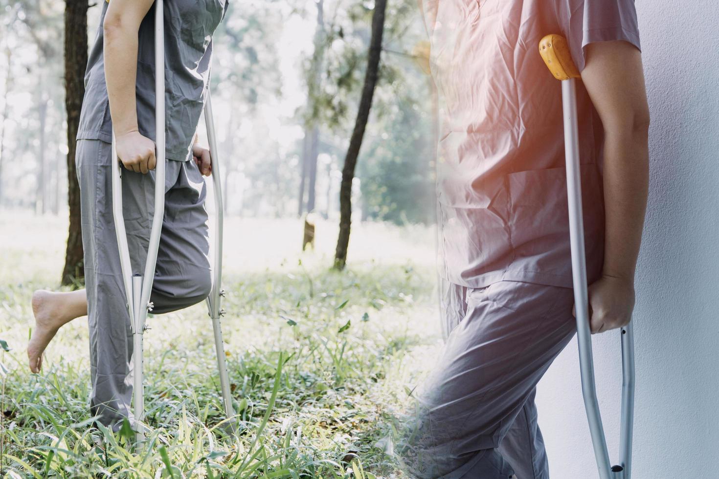 jong Aziatisch fysiek therapeut werken met senior vrouw Aan wandelen met een wandelaar foto