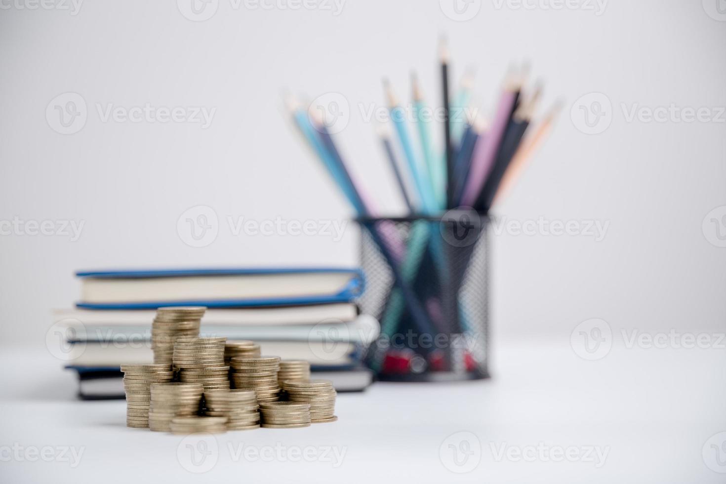 concept naar besparing geld inkomen voor studie, berekenen leerling financiën kosten en investering begroting lening. detailopname onderwijs voorwerp met stack geld muntgeld dollar en glas pot Aan achtergrond. foto