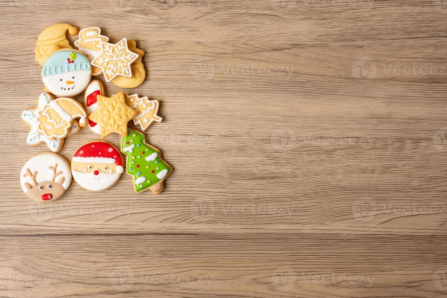 vrolijk Kerstmis met eigengemaakt koekjes Aan hout tafel achtergrond. Kerstmis, partij, vakantie en gelukkig nieuw jaar concept foto