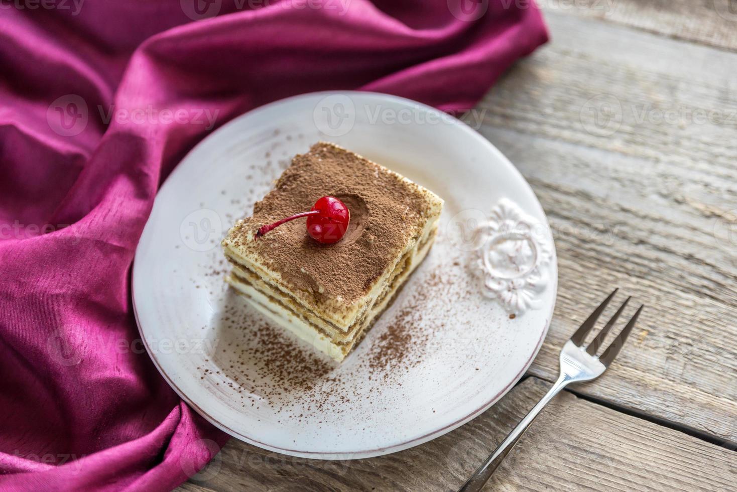 tiramisu in de bord Aan de houten achtergrond foto