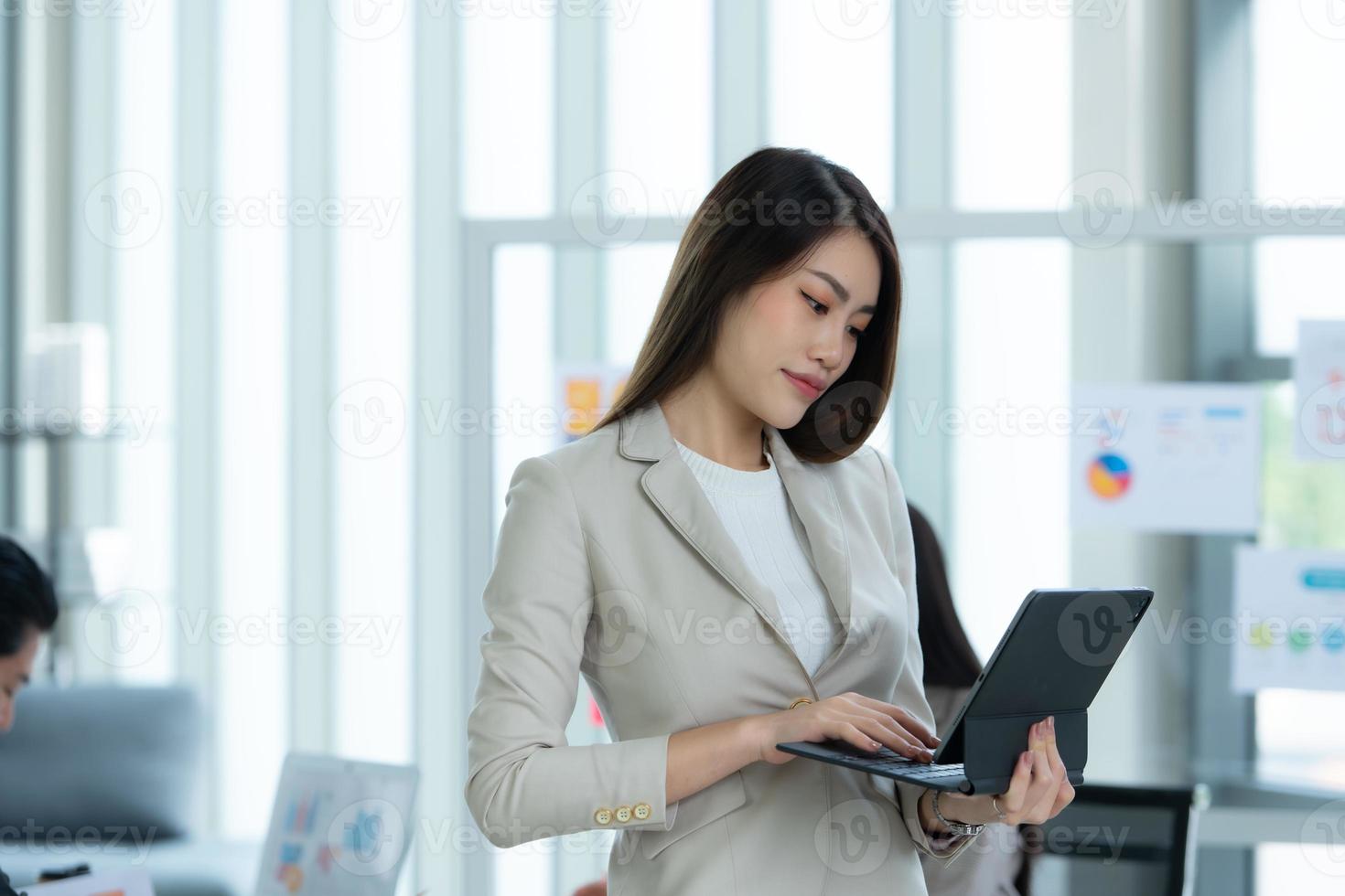 portret van een Aziatisch vrouw groentje in de nieuw ondernemend team in de bedrijf foto