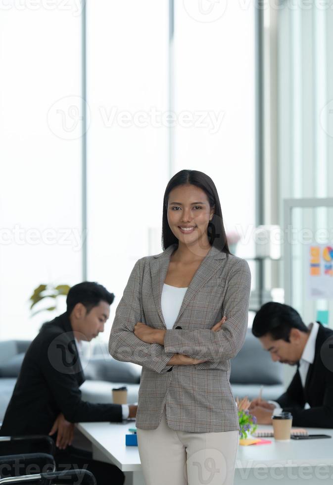 portret van een Aziatisch vrouw groentje in de nieuw ondernemend team in de bedrijf foto