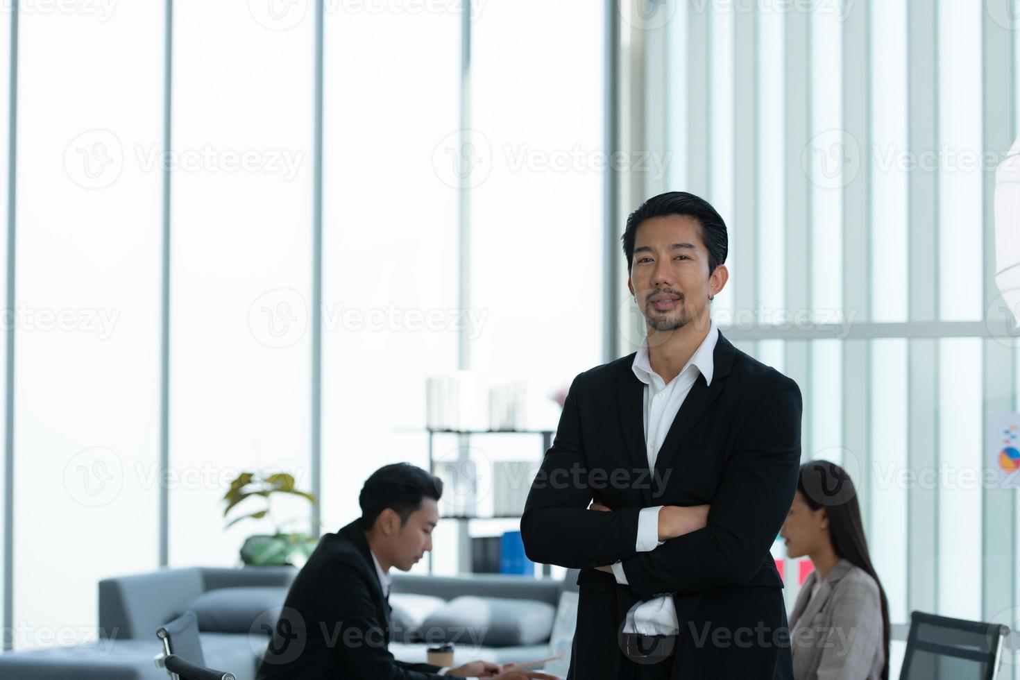 portret van een Aziatisch zakenman welke is een nieuw generatie ondernemer in de bedrijf foto