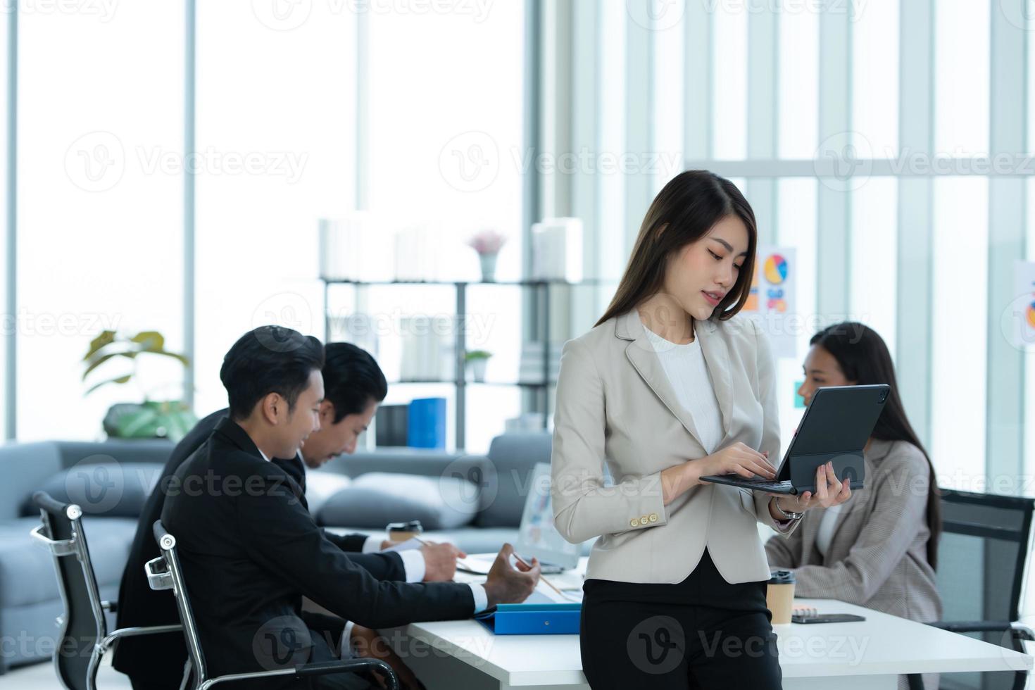 portret van een Aziatisch vrouw groentje in de nieuw ondernemend team in de bedrijf foto