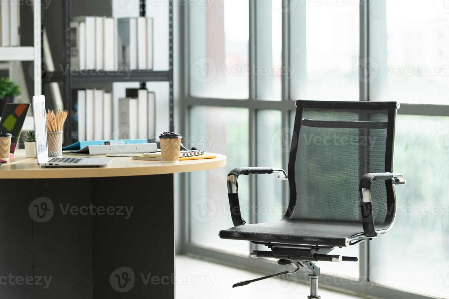 modern kantoor gebruik makend van natuurlijk licht energie met vol faciliteiten en hebben flexibiliteit in werk foto