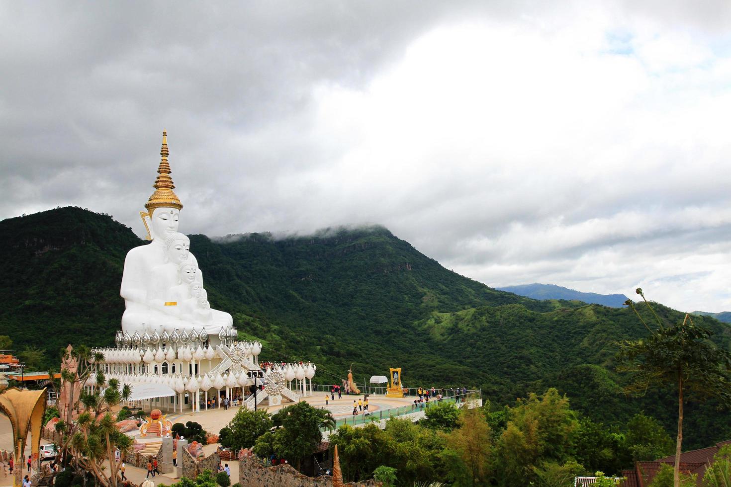 groot wit monnik standbeeld met groen berg, lucht en wit wolk achtergrond met kopiëren ruimte Bij Thais tempel phetchabun, Thailand. oriëntatiepunten en beroemd plaats voor reizen. religie en kunst van beeldhouwwerk. foto