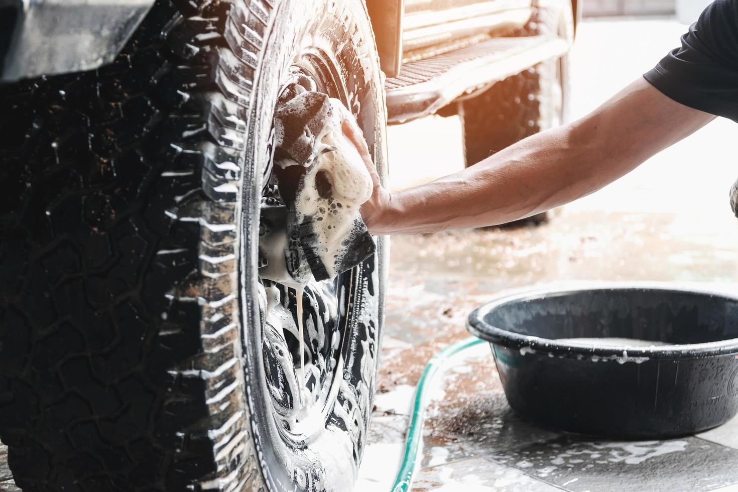 het wassen van een autoband foto