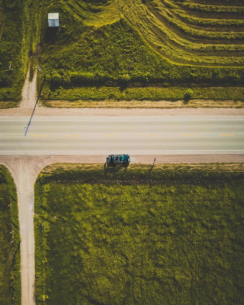 vogelvlucht van auto op weg foto