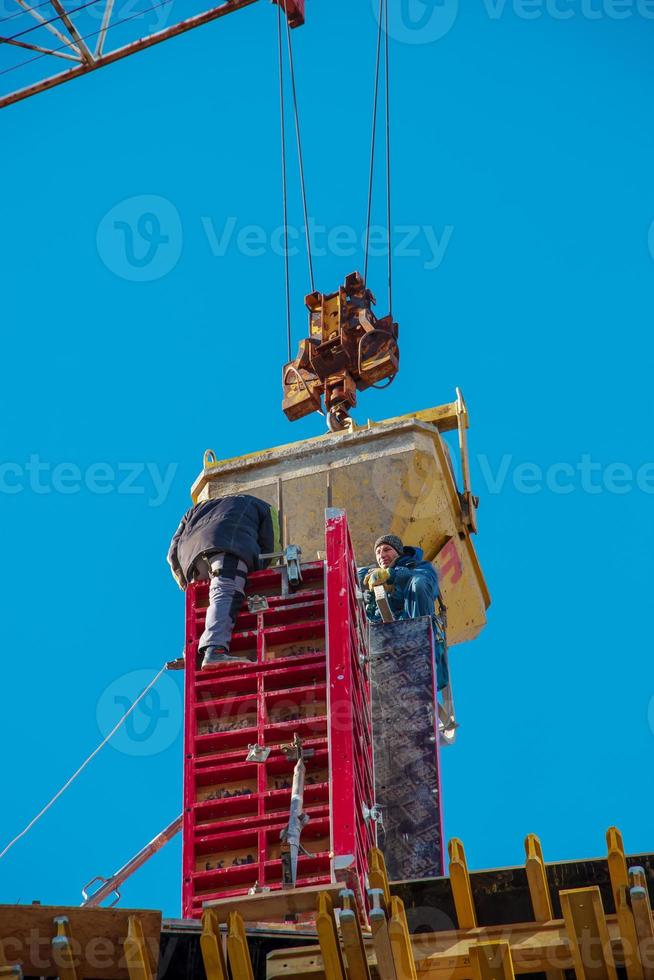 bouw bekisting, versterking voor de bouw van gebouwen. arbeiders maken een beton structuur. foto