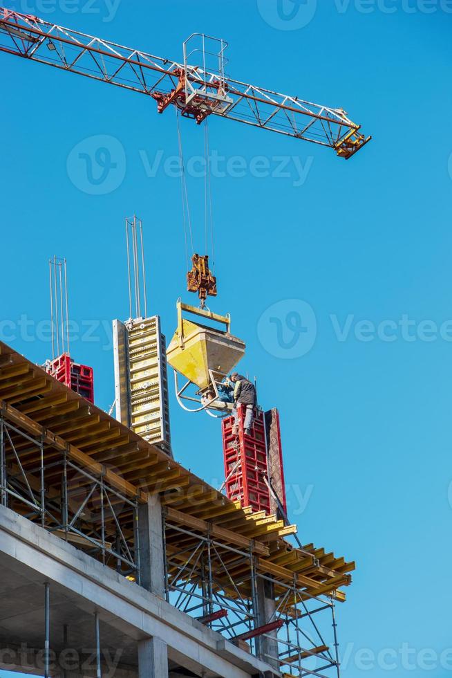 bouw bekisting, versterking voor de bouw van gebouwen. arbeiders maken een beton structuur. foto