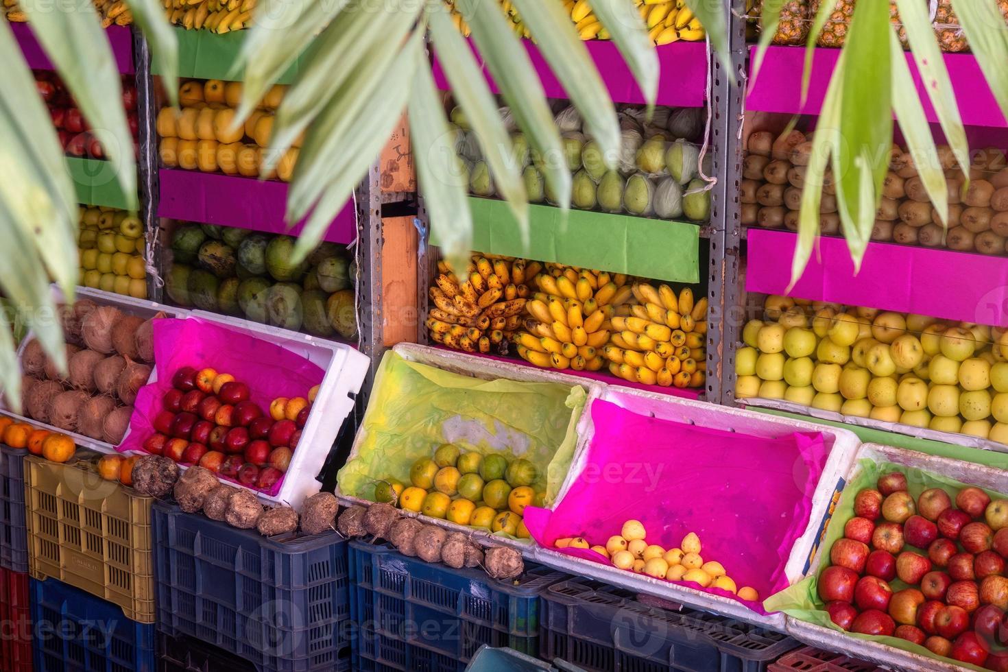 kleurrijk fruit staan in lokaal Mexicaans groenteboer foto