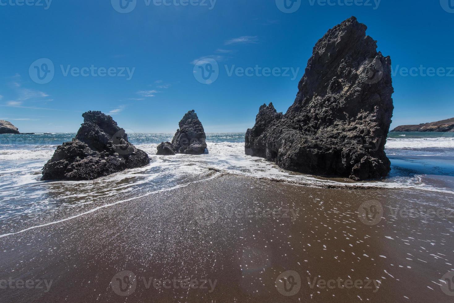 rodeo beach Californië rotsen golven en zand foto