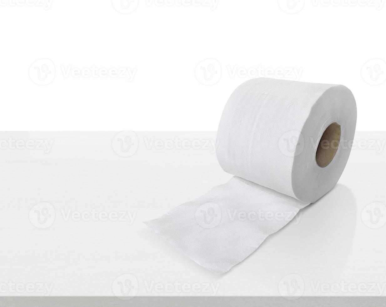 toilet papier geïsoleerd Aan wit tafel. schoonmaak concept Product fotograaf voor reclame foto