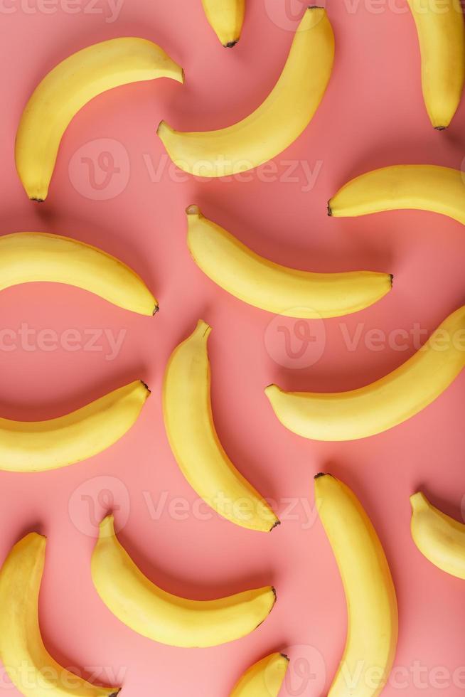 meetkundig patroon van bananen Aan een roze achtergrond. de visie van de top. foto