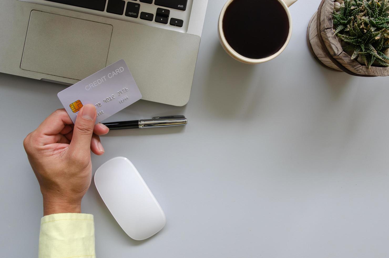 hand met creditcard, bovenaanzicht foto