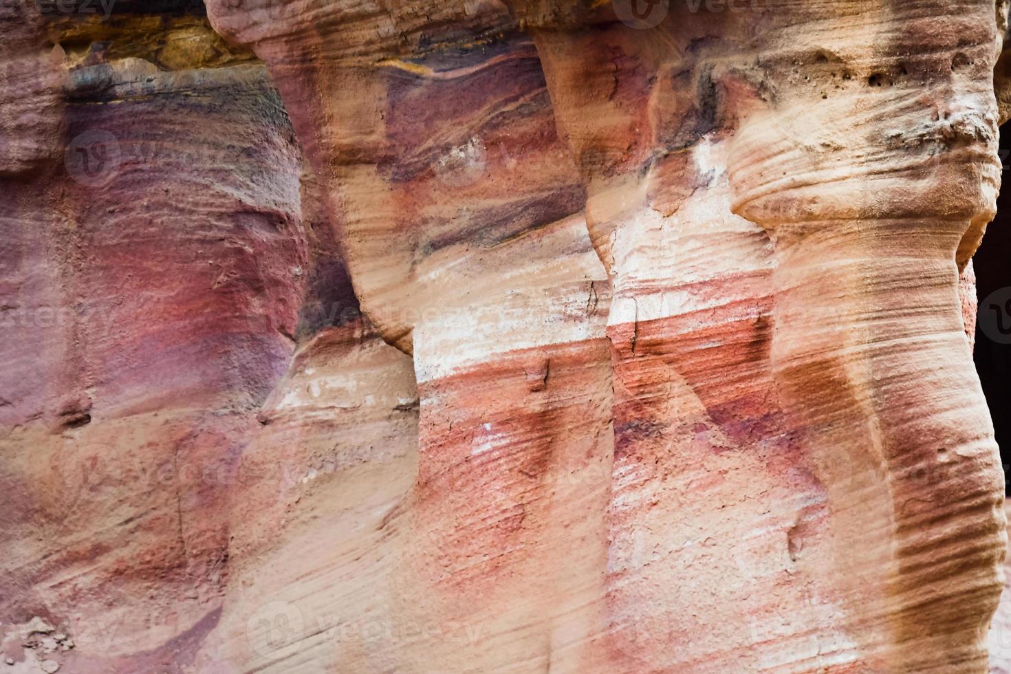mooi kleur structuur roze oranje rood geel wit kleur geologisch rots formaties in stad van petra in Jordanië foto