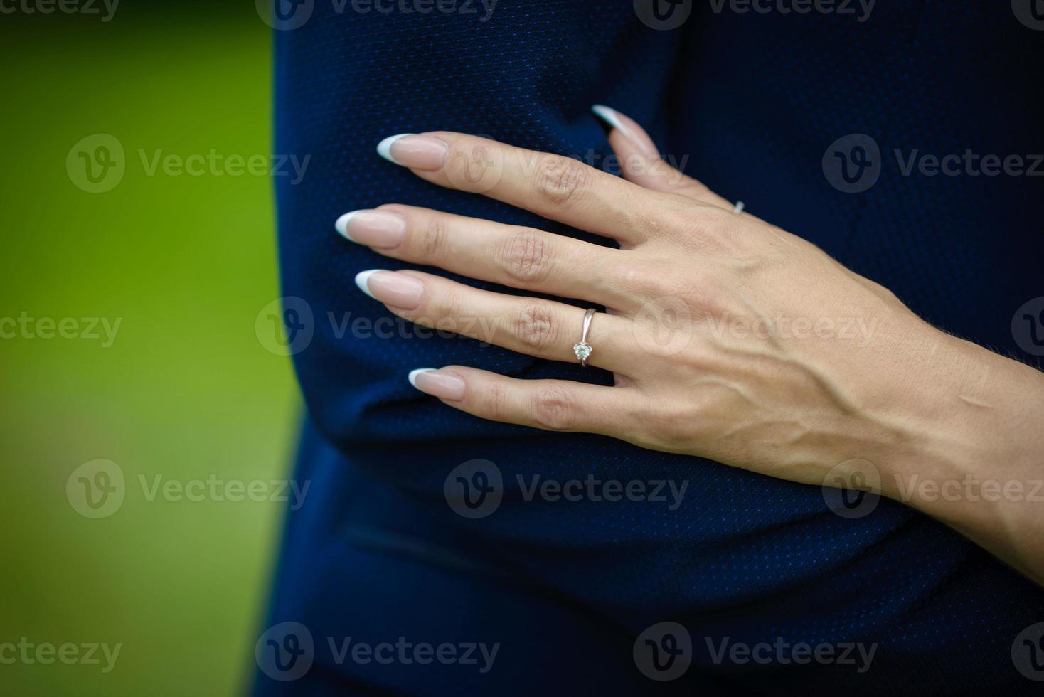 Mens en vrouw met bruiloft ring.jong getrouwd paar Holding handen, foto