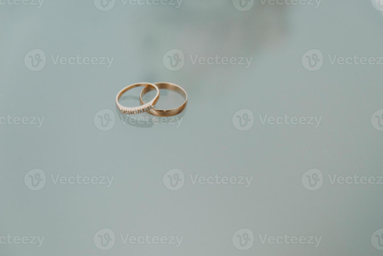 twee bruiloft ringen Aan de verdieping met contrast foto