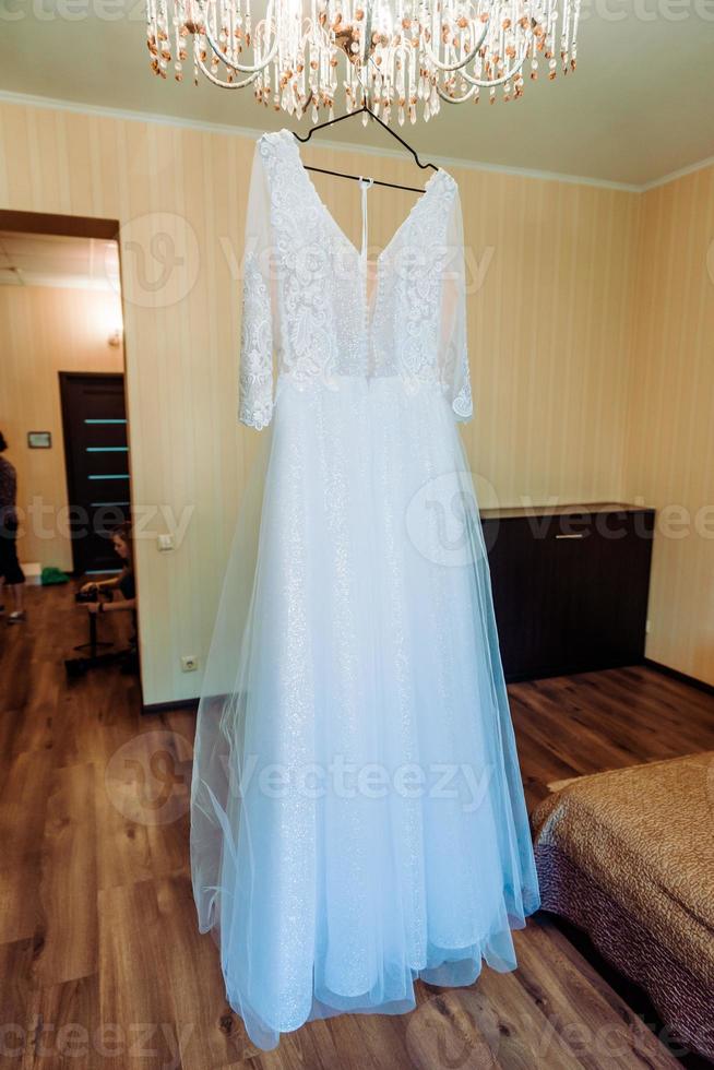bruiloft jurk in de kamer van de bruid foto