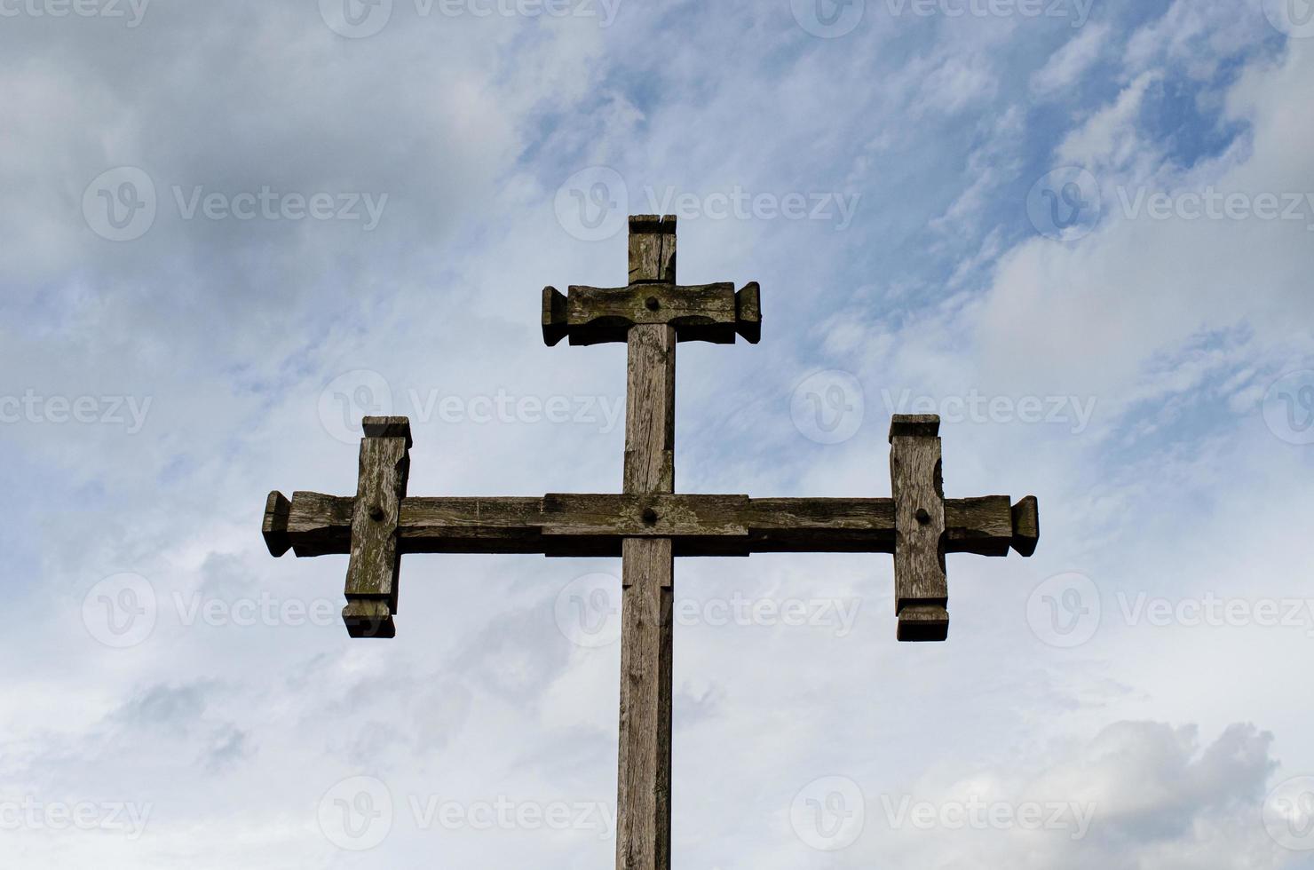 oude houten kerk in Oekraïne kruis foto