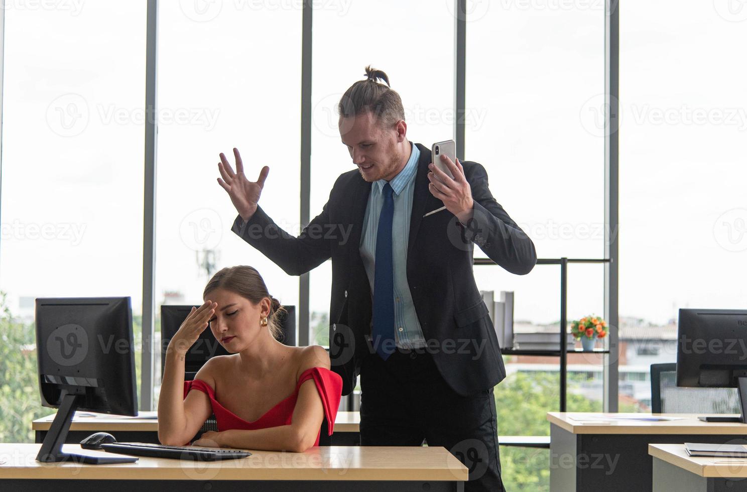 mensen uit het bedrijfsleven onenigheid en tonen ongelukkig gelaats uitdrukking foto