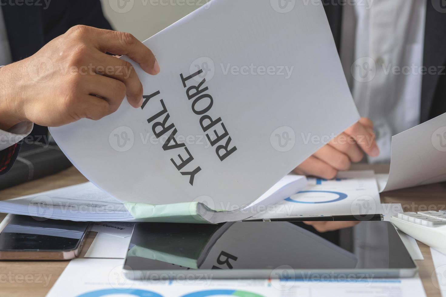 team van zakelijke rekenmachines en grafische computer-laptop-tablets om marketingstrategieën te plannen en winstgevende investeringen voor het bedrijf te doen. foto