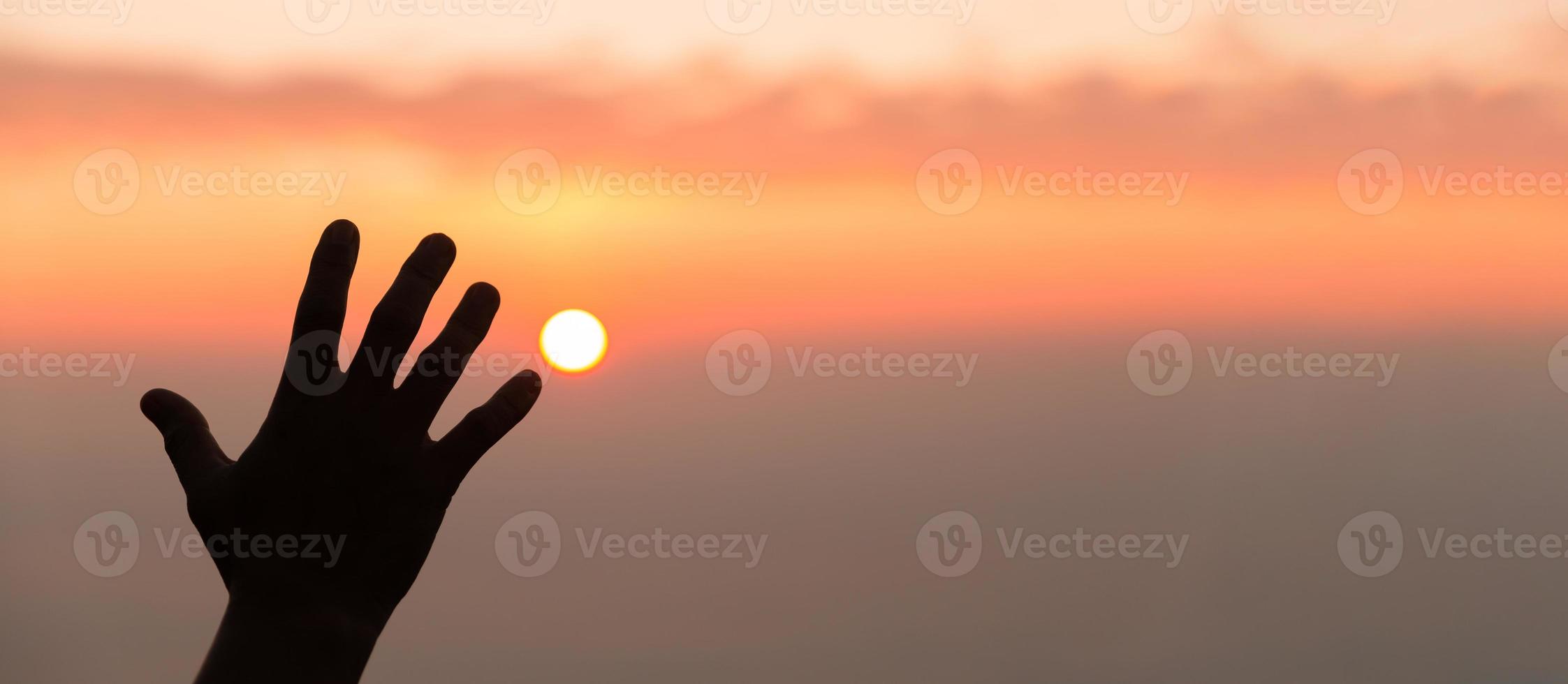 silhouet van vrouw hand- bidden geestelijkheid en geloof, vrouw aanbidden naar god. Christendom religie concept. religieus mensen zijn vernederen naar god. christenen hebben hoop geloof en geloof in god. foto