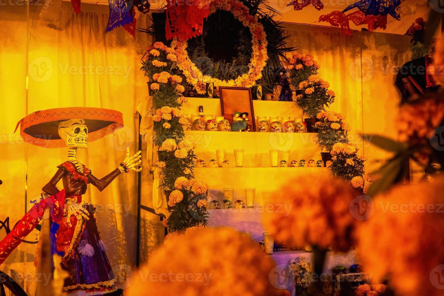 kleurrijk altaar van de dood in dag van de dood in Mexico foto