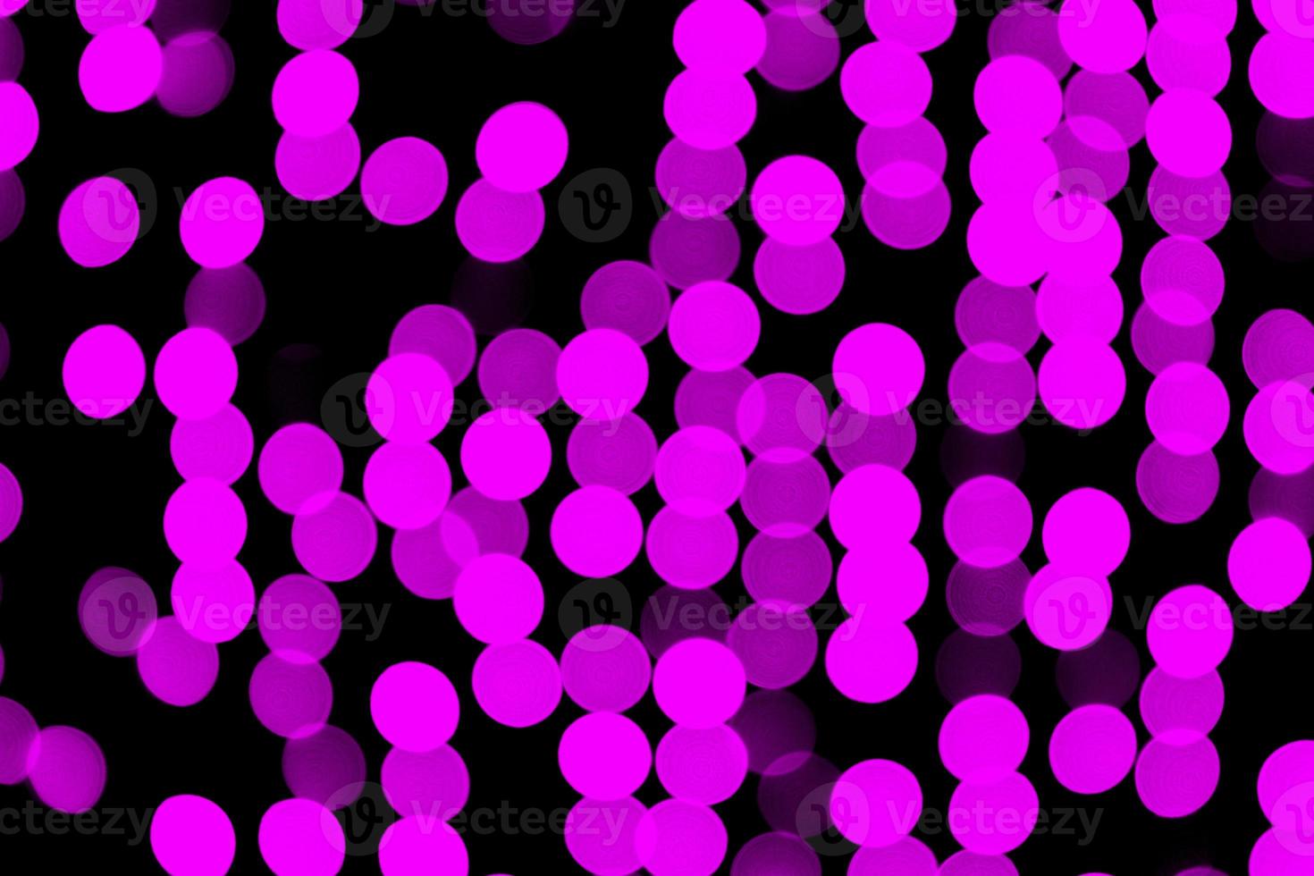 ongericht abstract roze bokeh Aan zwart achtergrond. onscherp en wazig veel ronde licht foto