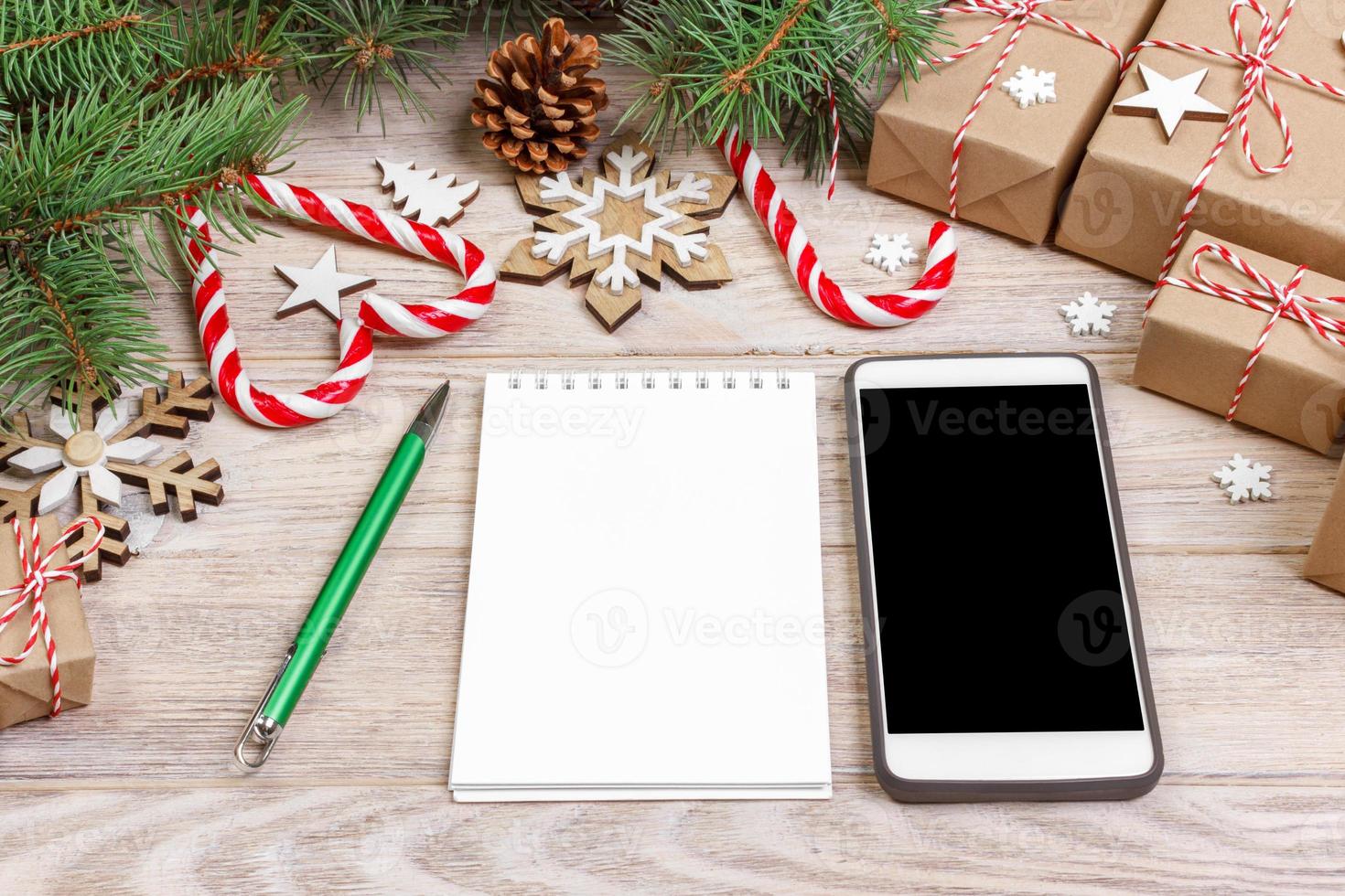 notitieboekje smartphone branding bespotten omhoog voor Kerstmis tijd, Kerstmis decor Aan wit achtergrond, vlak leggen top visie foto
