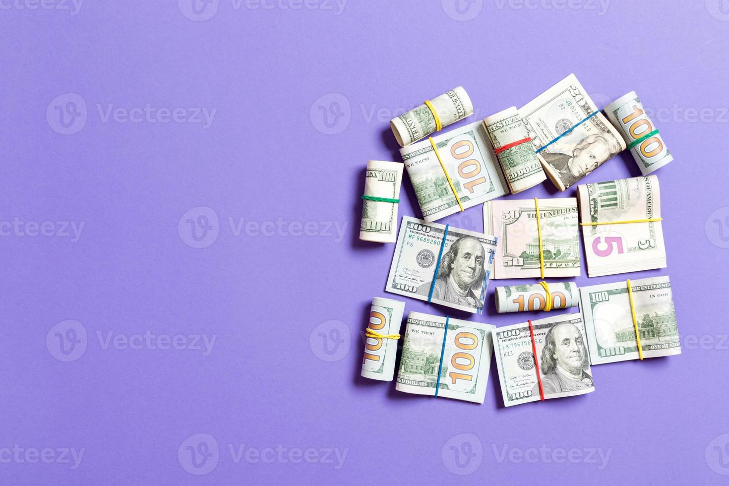 stapels van een honderd dollars bankbiljetten detailopname Aan gekleurde achtergrond bedrijf concept top visie met kopiëren ruimte foto