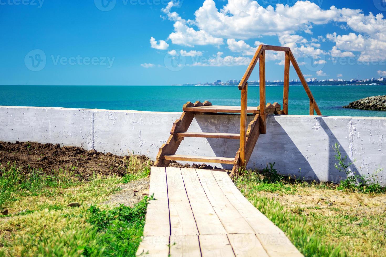 houten trap naar mooi tropisch strand. landschap foto