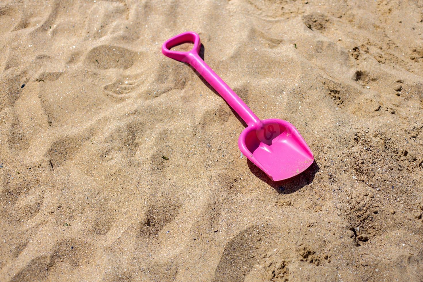 roze zand speelgoed- de strand. vakantie dag foto