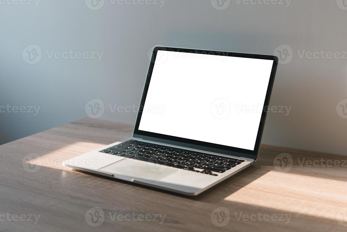 laptop computer blanco scherm Aan bureau.gebruikt voor invoegen tekst of advertenties. foto