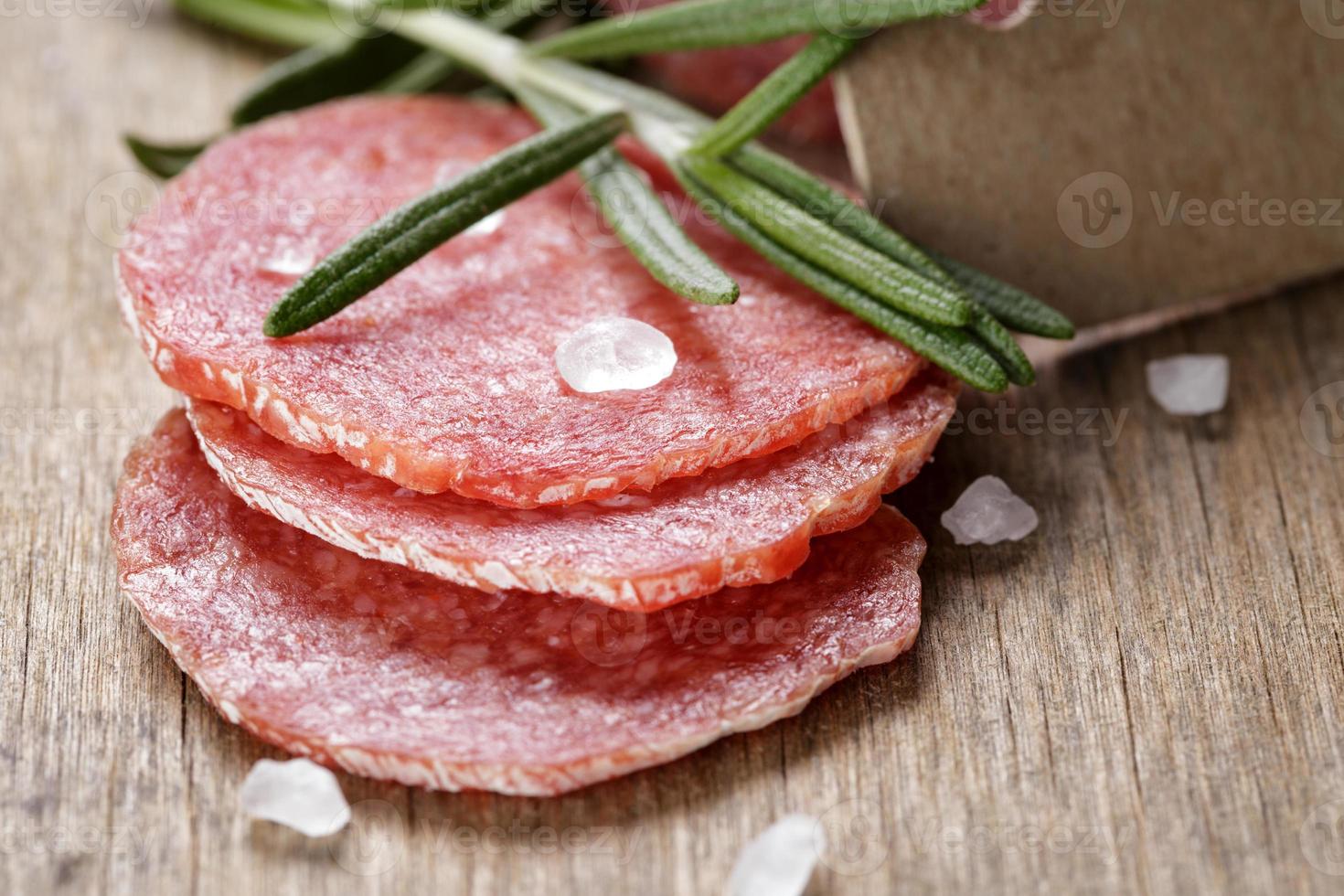 Italiaanse salami worst plakjes met rozemarijn en zeezout foto