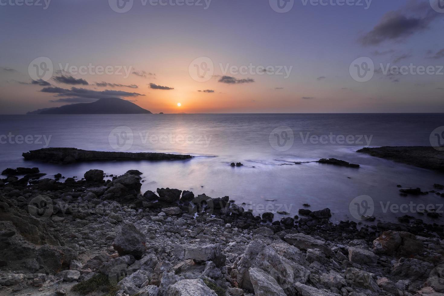 rotsachtige kust tijdens zonsondergang in Griekenland. foto