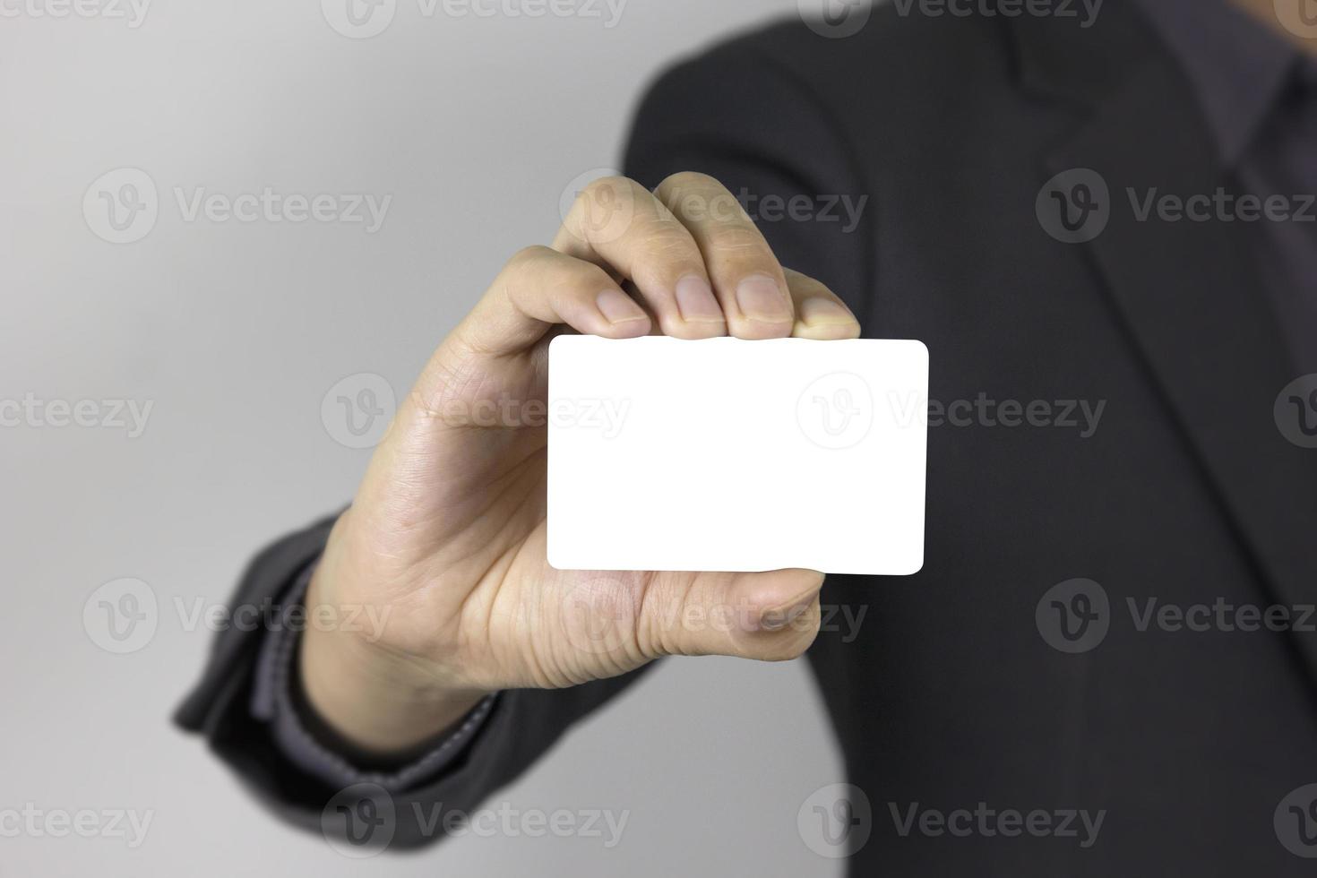 een Mens Holding wit kaart, een mooi hoor knap Mens Holding credit kaart Aan wit achtergrond foto