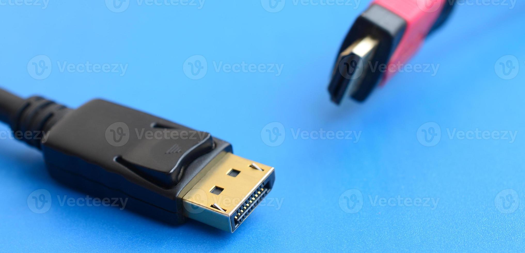 audio video hdmi computer kabel plug en 20-pins mannetje displayport goud geplateerd connector voor een vlekkeloos verbinding Aan een blauw achtergrond foto