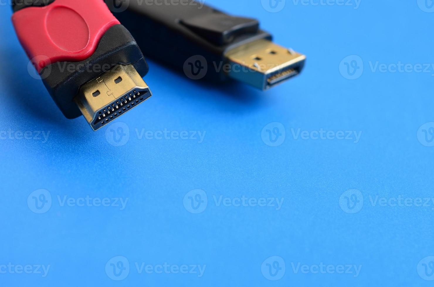 audio video hdmi computer kabel plug en 20-pins mannetje displayport goud geplateerd connector voor een vlekkeloos verbinding Aan een blauw achtergrond foto