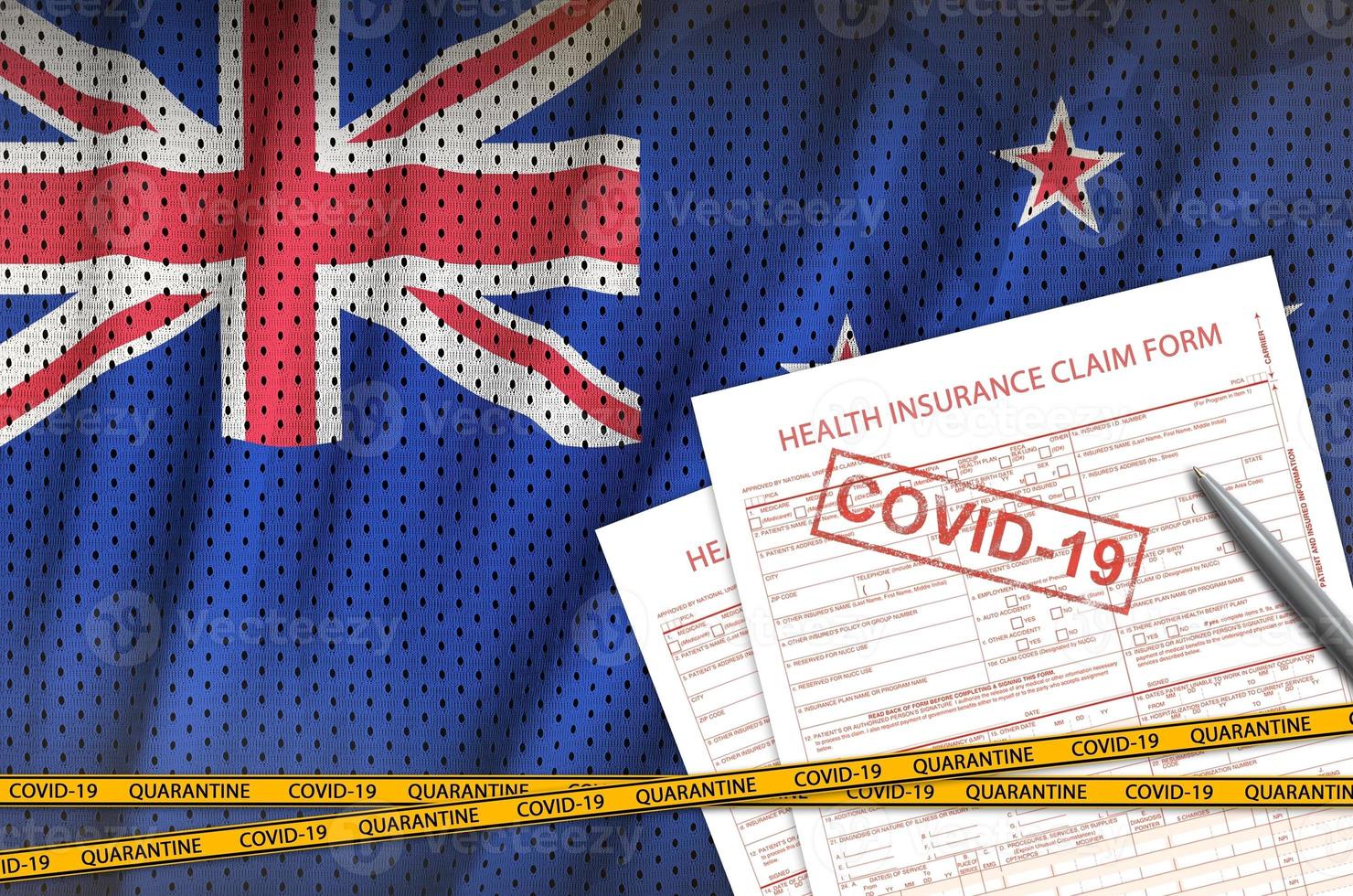 nieuw Zeeland vlag en Gezondheid verzekering beweren het formulier met covid-19 stempel. coronavirus of 2019-ncov virus concept foto