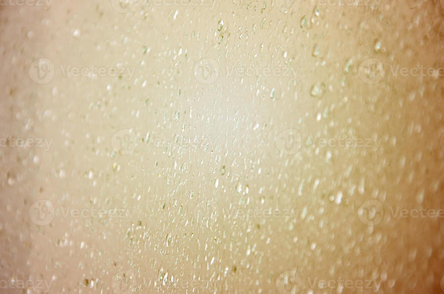 achtergrond beeld van regen druppels Aan een glas venster. macro foto met Ondiep diepte van veld. afgezwakt afbeelding