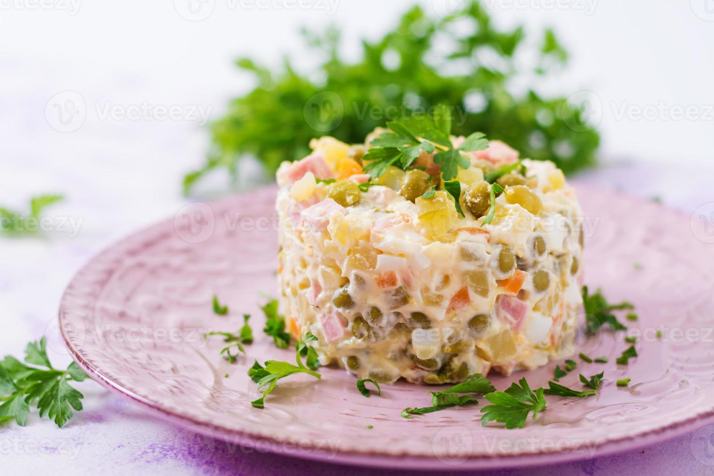 traditioneel Russisch salade olivier. nieuw jaar salade. feestelijk salade. foto