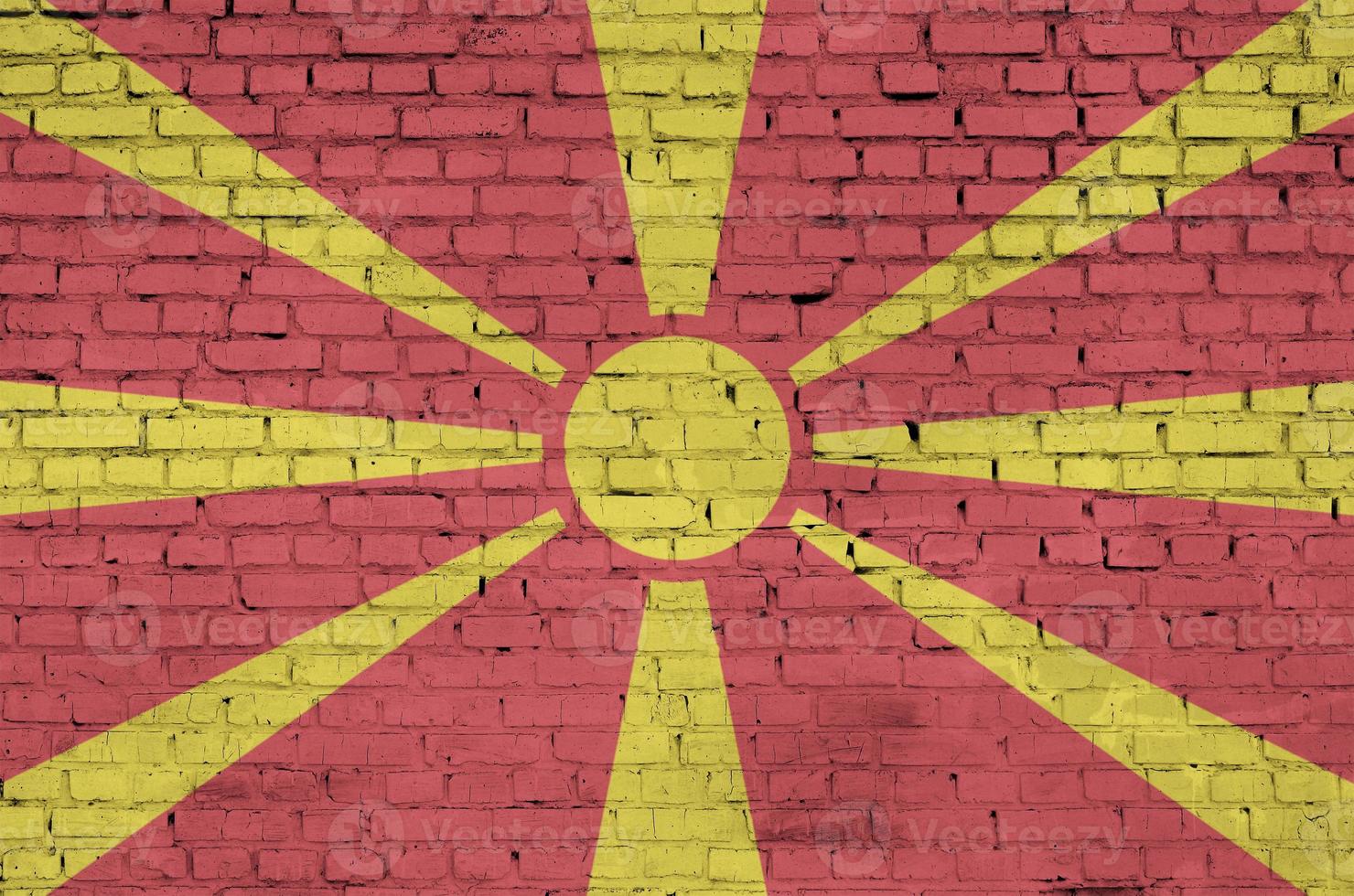 Macedonië vlag is geschilderd op een oud steen muur foto